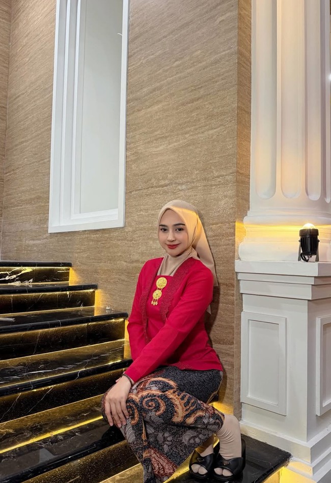 Baru-baru ini wajah Ricis kembali disorot karena tampak begitu berbeda. Beberapa penggemar bahkan sampai tak mengenalinya. Kaya buka ricis.. Hehe, maaf soalnya iya ada yg bedaa. Make up nya mungkin.. tulis salah satu komentar. Foto: Instagram/@riaricis1795