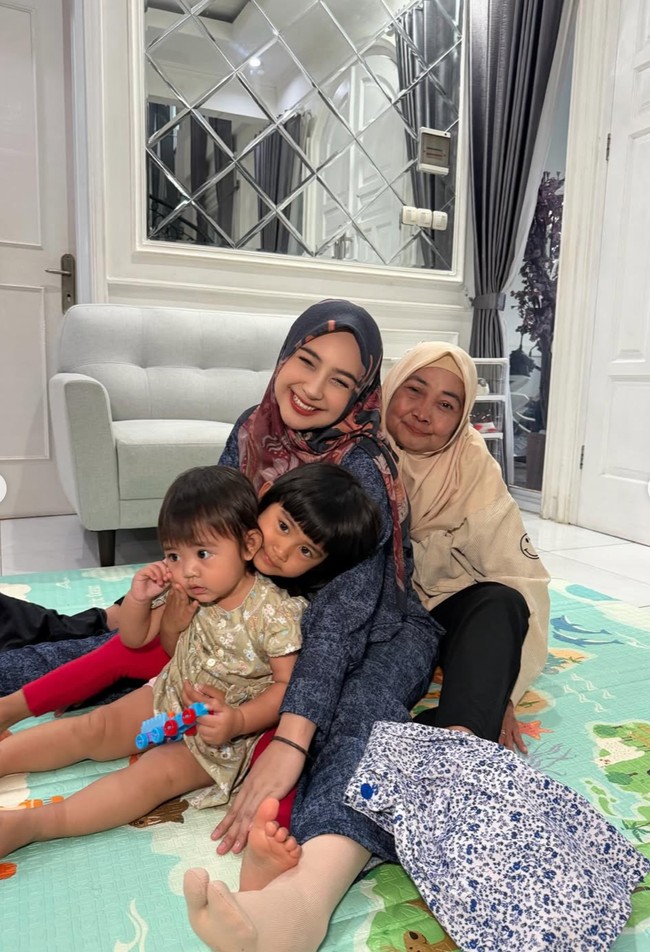 Setelah rhinoplasty, hidung Ricis kini terlihat jadi semakin mancung. Hal itu rupanya sangat berpengaruh pada wajahnya hingga terlihat jadi bak beda orang. Foto: Instagram/@riaricis1795