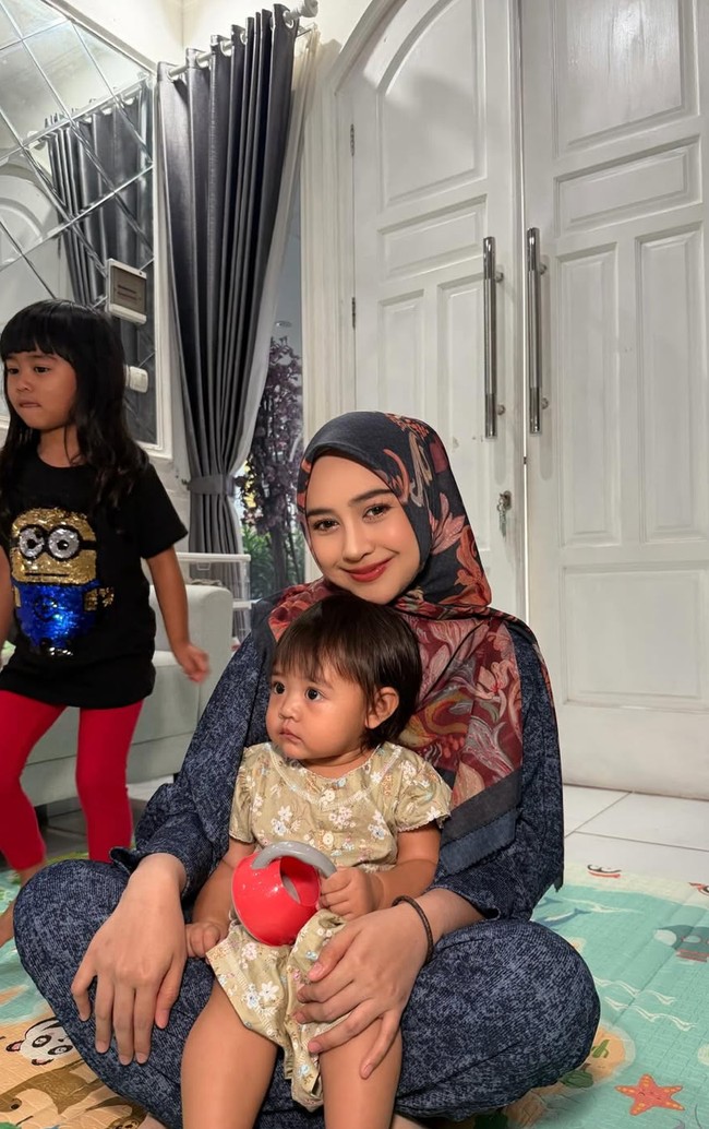 Dalam balasan komentarnya di media sosial, Ricis sendiri mengaku memang tak ingin menutup-nutupii terkait operasi hidung yang dijalaninya. Hal itu pun menuai pro dan kontra dari netizen. Ada yang menyayangkan keputusannya untuk oplas, ada juga yang memujinya karena jadi semakin cantik. Foto: Instagram/@riaricis1795