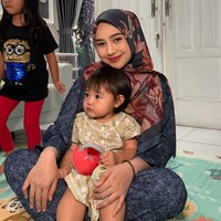 Dalam balasan komentarnya di media sosial, Ricis sendiri mengaku memang tak ingin menutup-nutupii terkait operasi hidung yang dijalaninya. Hal itu pun menuai pro dan kontra dari netizen. Ada yang menyayangkan keputusannya untuk oplas, ada juga yang memujinya karena jadi semakin cantik. Foto: Instagram/@riaricis1795