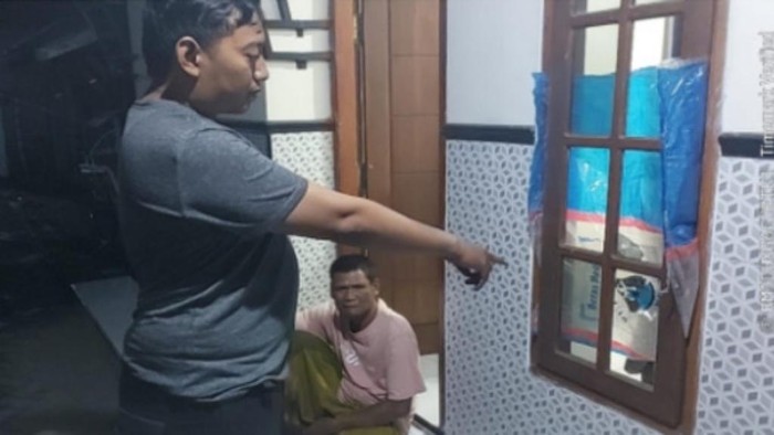 Rumah korban pelemparan bondet oleh pemuda di Pasuruan. Motif pelaku sakit hati dengan korban yang sudah beristri tapi mendekati ibunya.