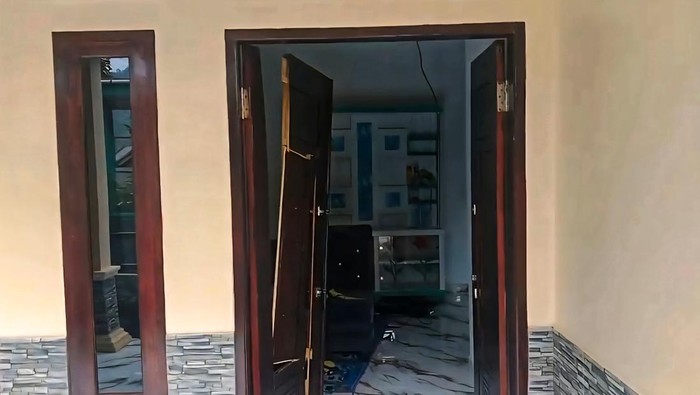 Rumah yang dirusak OTK di Sukabumi.