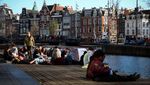 Santai Sejenak Menikmati Hari di Tepi Kanal Amsterdam