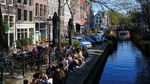 Santai Sejenak Menikmati Hari di Tepi Kanal Amsterdam