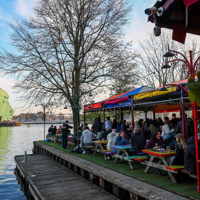Santai Sejenak Menikmati Hari di Tepi Kanal Amsterdam