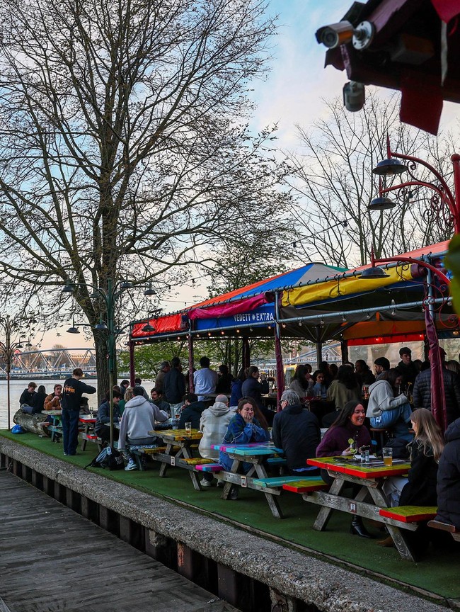 Santai Sejenak Menikmati Hari di Tepi Kanal Amsterdam