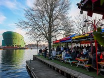 Santai Sejenak Menikmati Hari di Tepi Kanal Amsterdam