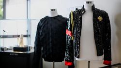 Sarung Tangan hingga Jaket Ikonik Michael Jackson Akhirnya Dilelang