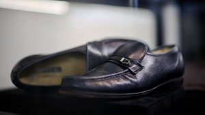 Sepasang sepatu loafer kulit hitam Florsheim Imperial yang pernah dikenakan Michael Jackson saat tur Victory dipamerkan di rumah lelang Aguttes, Neuilly-sur-Seine, dekat Paris, Prancis, Kamis (23/4/2026). Sepatu dari era 1984 itu menjadi bagian dari rangkaian memorabilia yang akan dilelang. REUTERS/Sarah Meyssonnier