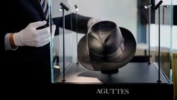 Sarung Tangan hingga Jaket Ikonik Michael Jackson Akhirnya Dilelang