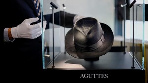 Topi fedora bertanda tangan yang pernah dikenakan Michael Jackson saat tur dunia Bad dipamerkan di rumah lelang Aguttes, Neuilly-sur-Seine, dekat Paris, Prancis, Kamis (23/4/2026). Item ikonik tersebut diperkirakan menjadi salah satu daya tarik utama dalam pelelangan. REUTERS/Sarah Meyssonnier