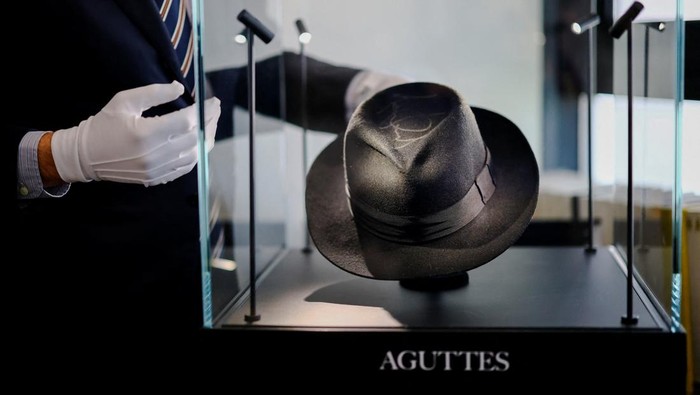 A custom-made Swarovski crystal glove worn on stage by Michael Jackson during his 