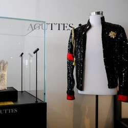 Sarung Tangan hingga Jaket Ikonik Michael Jackson Akhirnya Dilelang