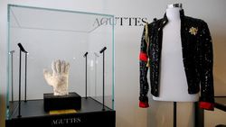 Sarung Tangan hingga Jaket Ikonik Michael Jackson Akhirnya Dilelang