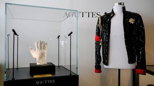 Sarung tangan kristal Swarovski dan jaket hitam berpayet milik Michael Jackson dipamerkan di rumah lelang Aguttes, Neuilly-sur-Seine, dekat Paris, Prancis, Kamis (23/4/2026). Kedua item dari era tur Bad tersebut menjadi bagian dari koleksi memorabilia yang akan segera dilelang. REUTERS/Sarah Meyssonnier