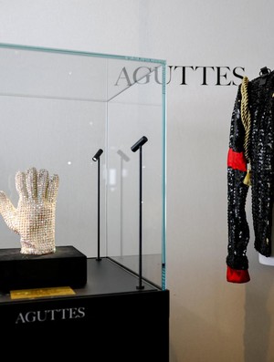 Sarung Tangan hingga Jaket Ikonik Michael Jackson Akhirnya Dilelang