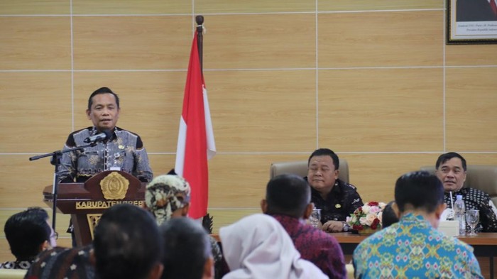 Sebanyak 107 Pejabat Pembuat Komitmen (PPK) di lingkungan Pemerintah Kabupaten Brebes mengikuti pembekalan khusus pengadaan barang dan jasa.