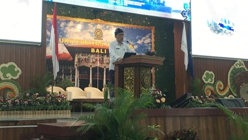 Sekretaris Jenderal Kementerian Pendidikan Tinggi, Sains, dan Teknologi, Badri Munir Sukoco saat memberikan sambutan di acara Simposium Nasional Kependudukan Tahun 2026 di Universitas Udayana, Jimbaran, Badung, Kamis (23/4/2026). (Fabiola Dianira)