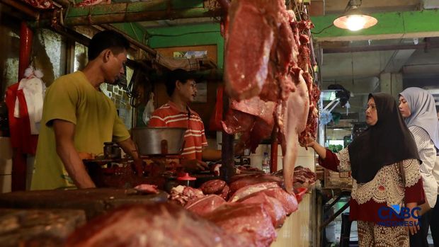 Seorang penjual daging sapi melayani pembeli di Pasar Cijantung, Jakarta Timur, Kamis (23/4/2026). Seorang penjual daging sapi melayani pembeli di Pasar Cijantung, Jakarta Timur, Kamis (23/4/2026). (CNBC Indonesia/Muhammad Sabki)