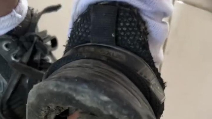 Kondisi sepatu siswa di Samosir yang rusak