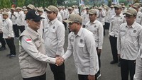 Menteri Haji dan Umrah RI Mochamad Irfan Yusuf (kiri) menyalami Petugas Penyelenggara Ibadah Haji (PPIH) pada apel pelepasan di Asrama Haji Pondok Gede, Jakarta, Kamis (23/4/2026). Dalam kesempatan tersebut, pemerintah melepas sekitar 200 petugas yang akan bertugas di wilayah kerja Makkah, Arab Saudi. ANTARA FOTO/Fakhri Hermansyah