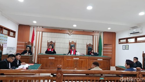 Suasana sidang perkara tenggelam kapal pinisi KM. Putri Sakinah, di PN Labuan Bajo, Manggarai Barat, NTT, Kamis (23/4/2026). (Ambrosius Ardin)