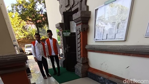 Dua terdakwa kasus kopi sabu seusai menjalani sidang vonis di PN Denpasar, Kamis (23/4/2026). Dokumentasi Wibhi Leksono