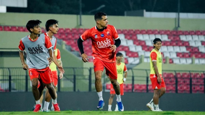 Skuad Persijap Jepara saat berlatih di Stadion Gelora Bumi Kartini Jepara, Kamis (23/4/2026).