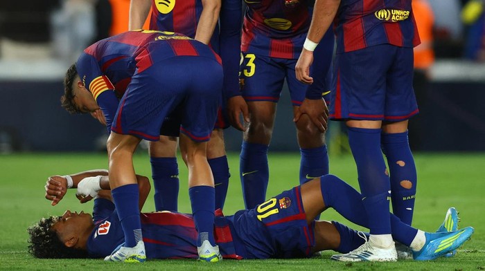 Soccer Football - LaLiga - FC Barcelona v Celta Vigo - Spotify Camp Nou, Barcelona, Spain - April 22, 2026 FC Barcelonas Lamine Yamal reacts after sustaining an injury REUTERS/Albert Gea