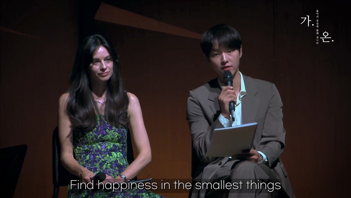 Song Joong Ki & Katy Louise Saunders saat menjadi narator dalam konser Kinderszenen, IBK Chamber Hall, Soul Arts Center, pada Sabtu (18/4) malam.
