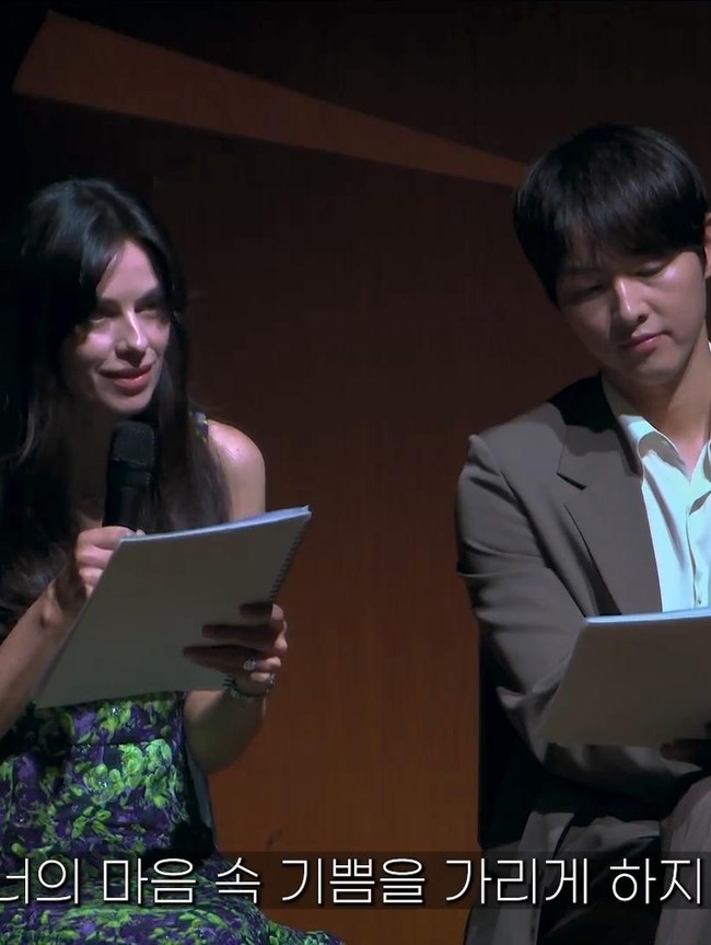 Potret Song Joong Ki dan Istri Jadi Narator Konser Klasik