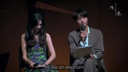 Potret Song Joong Ki dan Istri Jadi Narator Konser Klasik