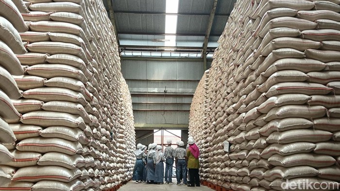 Stok beras di Gudang Bulog Singakerta 1 mencapai 124.000 ton.
