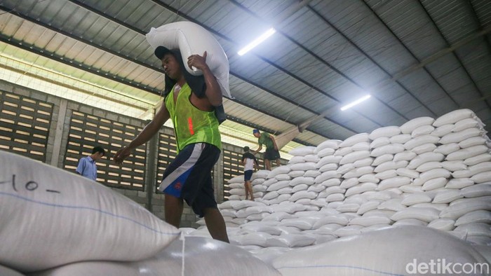 Mentan dan Dirut Bulog cek stok beras di Karawang. Cadangan nasional capai 5,19 juta ton, pemerintah optimistis tanpa impor pada 2026.