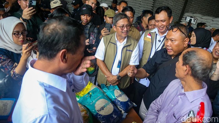 Mentan dan Dirut Bulog cek stok beras di Karawang. Cadangan nasional capai 5,19 juta ton, pemerintah optimistis tanpa impor pada 2026.