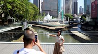 Wisatawan berfoto di pertemuan Sungai Klang dan Gombak. Kota ini juga menjadi pusat ekonomi, budaya, dan pariwisata Malaysia. REUTERS/Hasnoor Hussain