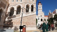 Pengunjung mendatangi Sultan Abdul Samad Building di pusat kota. Kuala Lumpur dikenal dengan perpaduan arsitektur modern dan bangunan bersejarah. Di satu sisi, gedung pencakar langit seperti Menara Kembar Petronas mendominasi cakrawala, sementara di sisi lain bangunan kolonial seperti Gedung Sultan Abdul Samad masih berdiri kokoh sebagai saksi masa lalu. REUTERS/Hasnoor Hussain