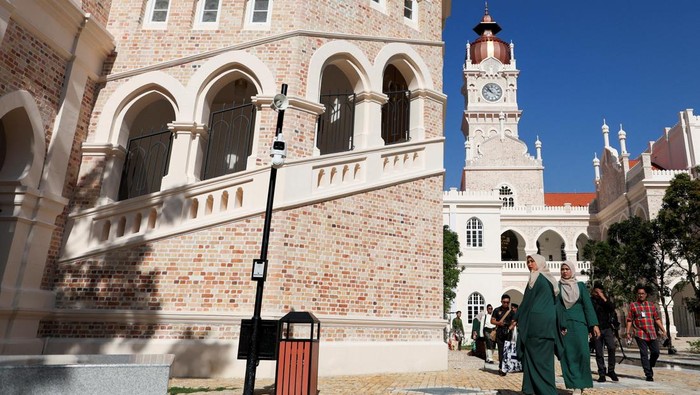 People visit the British colonial-era Sultan Abdul Samad Building in Kuala Lumpur, Malaysia, on March 17, 2026. REUTERS/Hasnoor Hussain