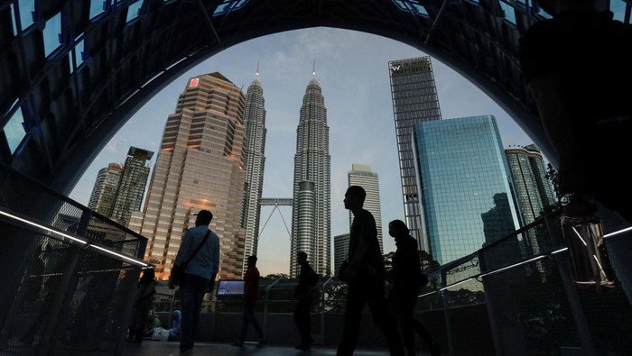 FILE PHOTO: A view of Kuala Lumpur's skyline from Saloma Link in Malaysia May 30, 2023. REUTERS/Hasnoor Hussain/File Photo