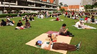 Warga bersantai di Dataran Merdeka. Keberagaman budaya Melayu, Tionghoa, dan India menjadikan Kuala Lumpur kaya akan kuliner, tradisi, dan kehidupan kota yang selalu hidup. REUTERS/Hasnoor Hussain