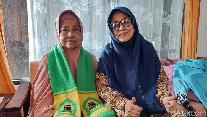 Suhaenah Ekanata, Calon Jemaah Haji Tertua Asal Cimahi didampingi anaknya, Siti Nuryati