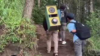 Viral Pendaki Gendong 'Sound Horeg' Naik Gunung Andong, Penjaga Kecolongan