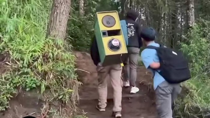 Pengelola Basecamp Gunung Andong Magelang buka suara soal aksi pendaki yang menggendong speaker hingga jadi viral di media sosial.