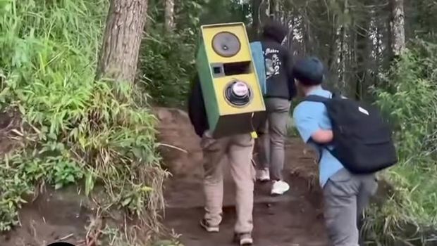 Tangkapan layar postingan viral pendaki Gunung Andong, Magelang, menggendong speaker.