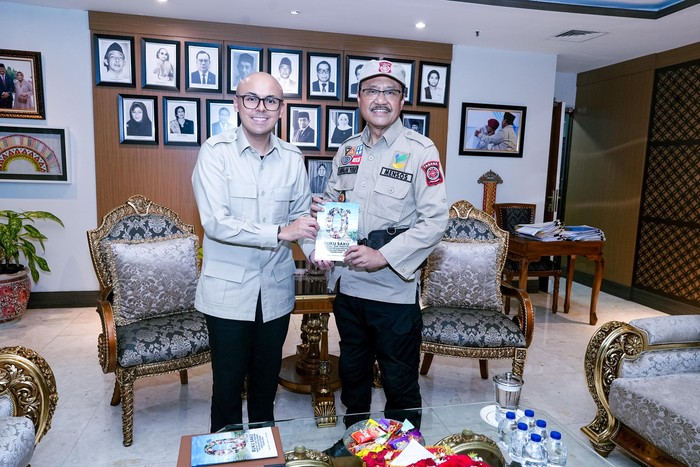 Temui Mensos, Stafsus Presiden Beri Buku Saku Program Dukungan Kesejahteraan Sosial