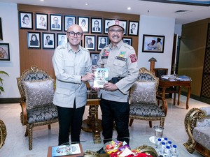 Temui Mensos, Stafsus Presiden Beri Buku Saku Program Kesejahteraan Sosial