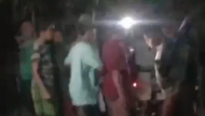 Terduga maling motor babak belur dihajar warga di Probolinggo