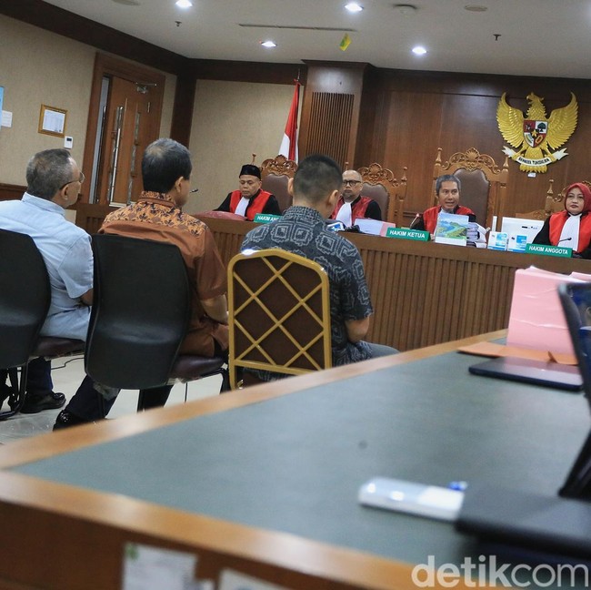 Tiga Terdakwa Korupsi Minyak Mentah Dituntut 8 hingga 14 Tahun Penjara