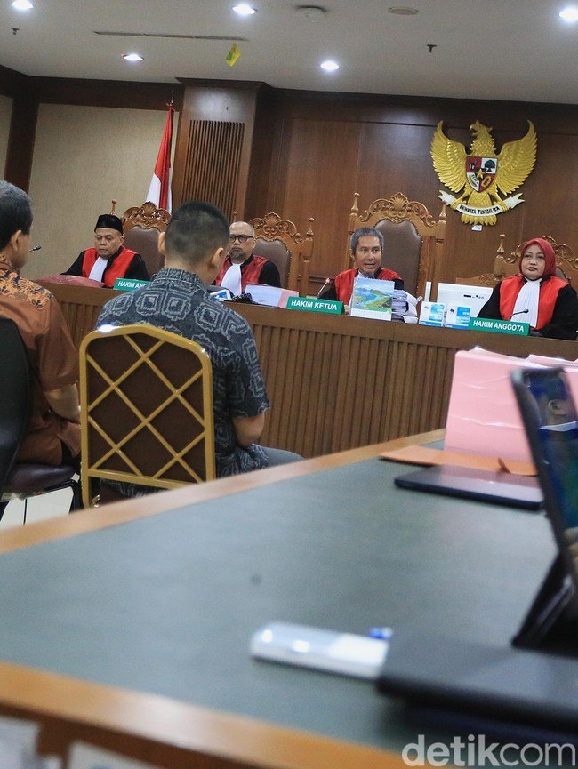 Tiga Terdakwa Korupsi Minyak Mentah Dituntut 8 hingga 14 Tahun Penjara
