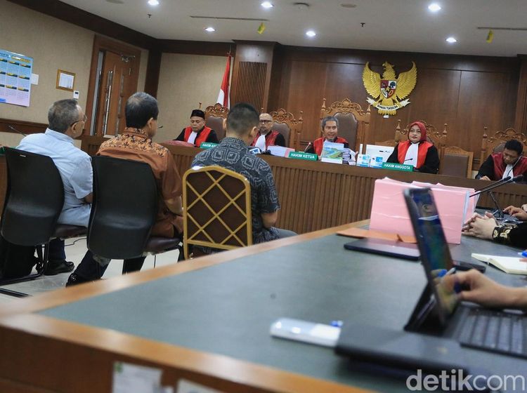 Tiga Terdakwa Korupsi Minyak Mentah Dituntut 8 hingga 14 Tahun Penjara